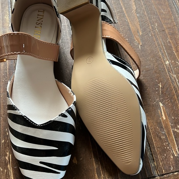 Black and white strip sandal , shinny, pointed toe. - Picture 2 of 4